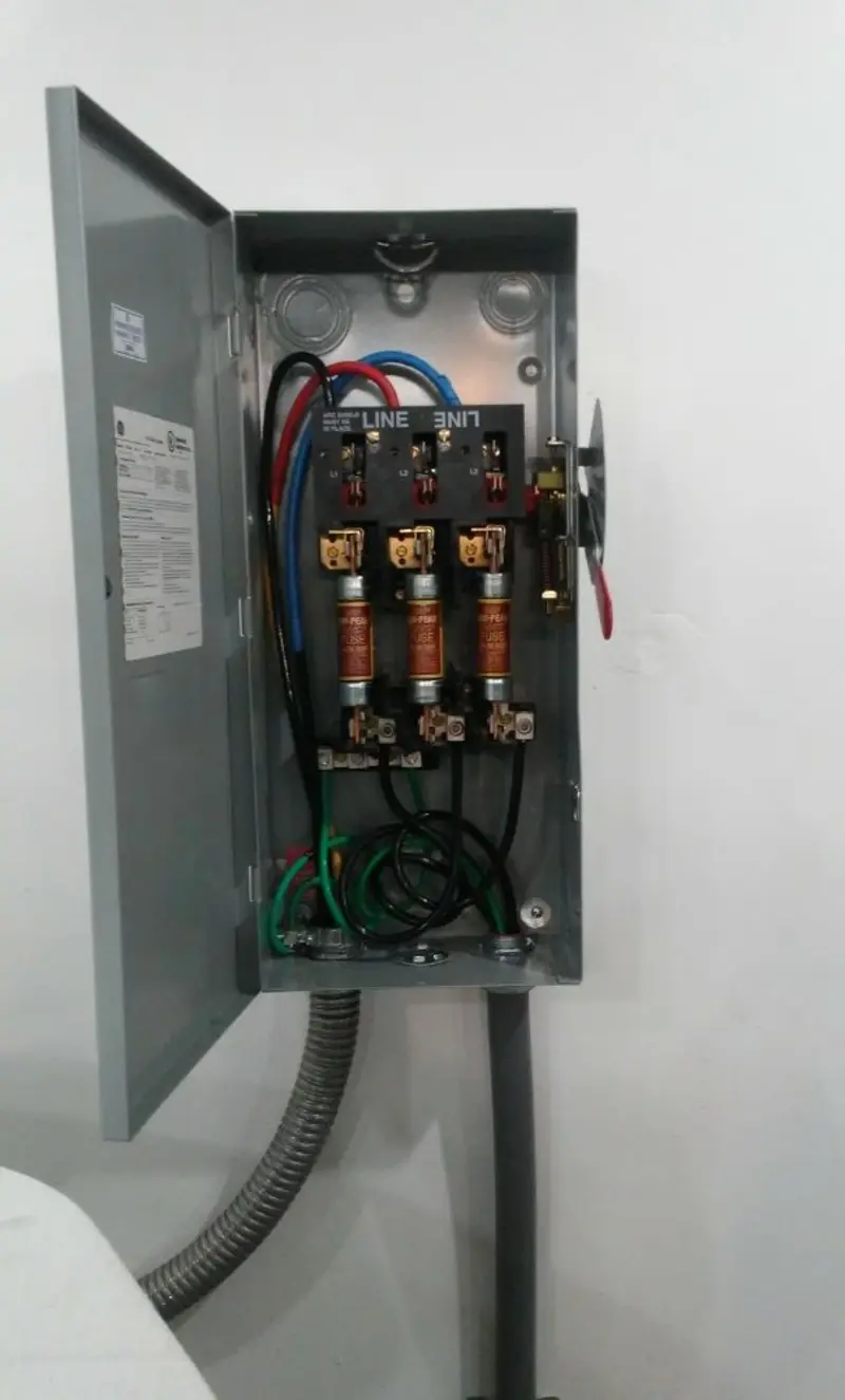 Three-phase disconnect switch installed for Smoke Detector Installation in Holtville
